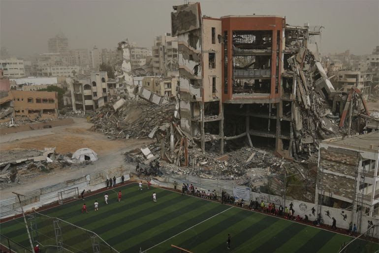 “كرة القدم وسط الركام”.. صورة فلسطينية تُحذف من مهرجان دوفيل وتثير عاصفة في فرنسا