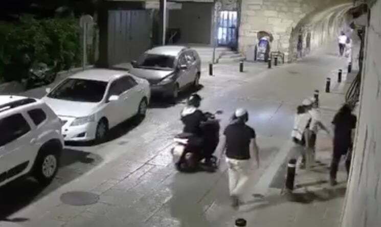 مستوطنون يعتدون على كنيسة أرمنية في القدس ويهاجمون مدخلها بالحجارة