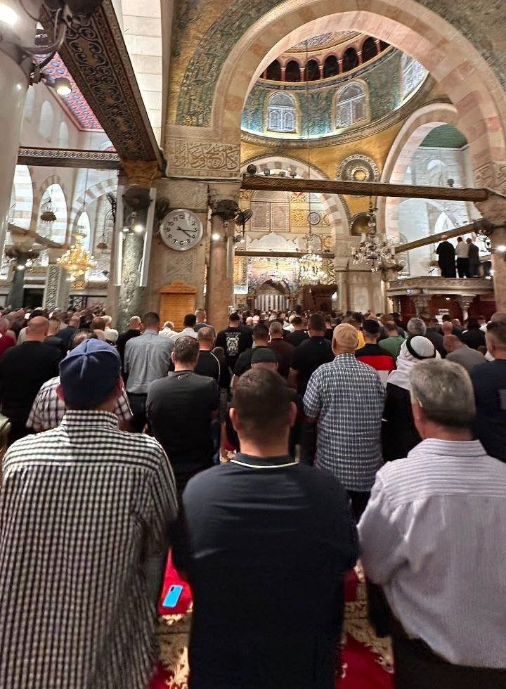 آلاف الفلسطينيين يؤدون صلاة الفجر في الأقصى رغم تشديدات الاحتلال