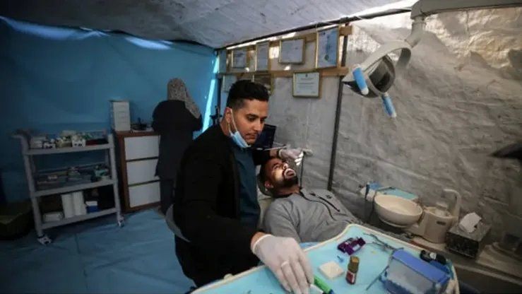 مركز حقوقي: منع إسرائيل إدخال المستلزمات الطبية يهدد حياة آلاف المرضى بغزة