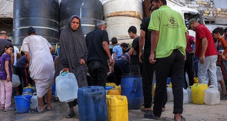 تحت خيام غزة.. حفر الصرف تحاصر النازحين بين المرض والموت والتلوث طويل الأمد