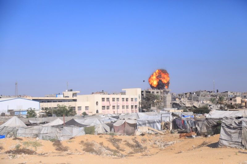 نيران الاحتلال تستهدف خيام النازحين في قطاع غزة