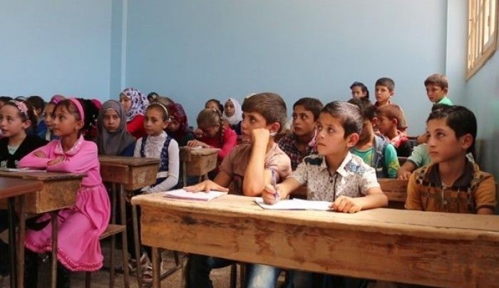 تعليم الفلسطينيين في شمالي سوريا.. مدارس بعيدة وكادر ناقص وتسرب يهدد مستقبل الطلاب