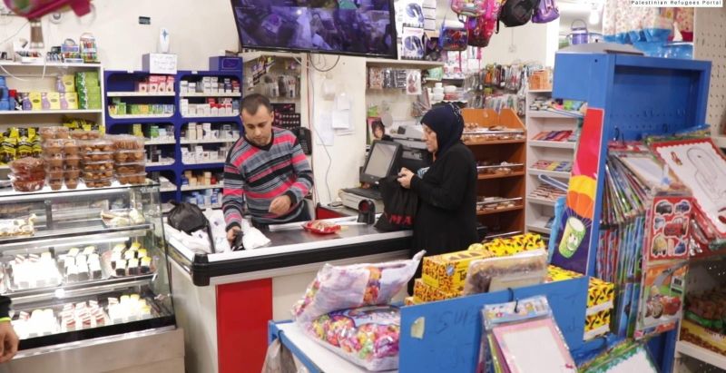 غلاء المحروقات يثقل كاهل الفلسطينيين في مخيمات لبنان.. الغذاء والنقل والتدفئة تحت وطأة الأسعار