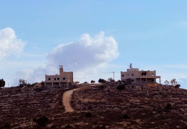 مستوطنون يحرقون منزلين ومركبات في جالود والمغير ويهاجمون الممتلكات