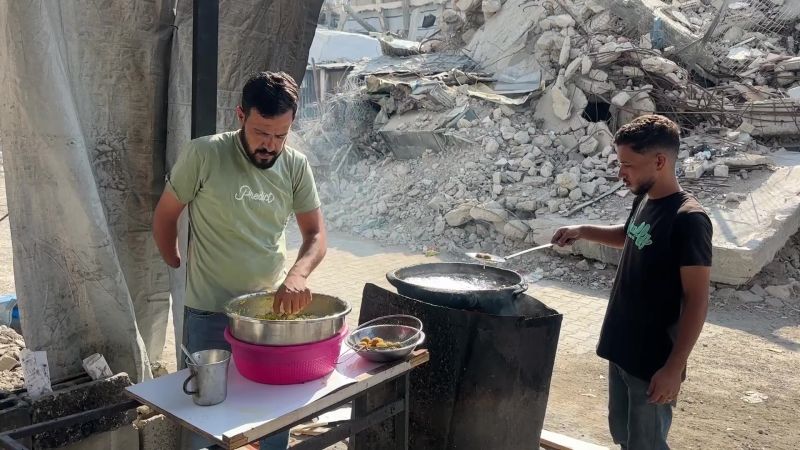 بيد مبتورة وعين مفقوءة.. صبيح يقلي الفلافل لينتزع لقمة عيشه بغزة