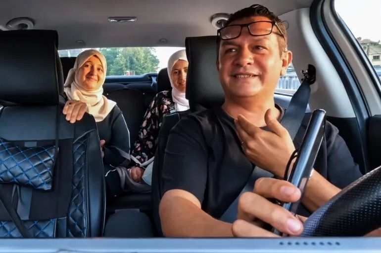 سائق تركي يحوّل رحلة عابرة لرسالة محبة لفلسطين: أنتن أخواتي