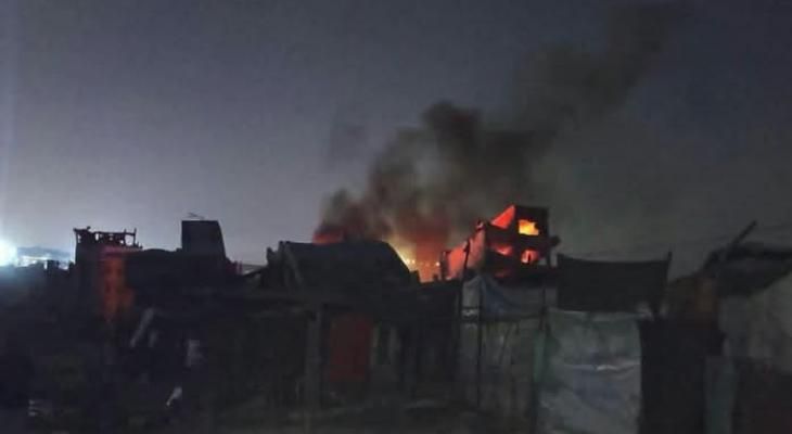 الاحتلال يحرق مخيمًا للنازحين في الشجاعية ويشرّد أكثر من 200 أسرة