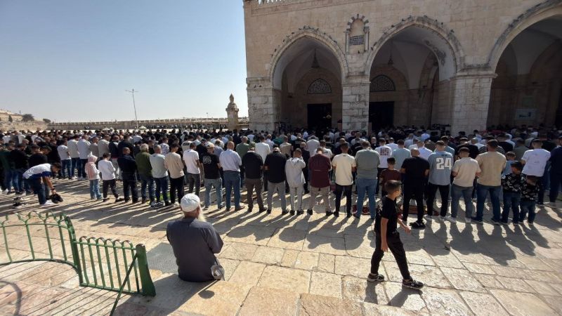 عشرات الآلاف يصلون الجمعة في الأقصى والاحتلال يعتقل خطيبه