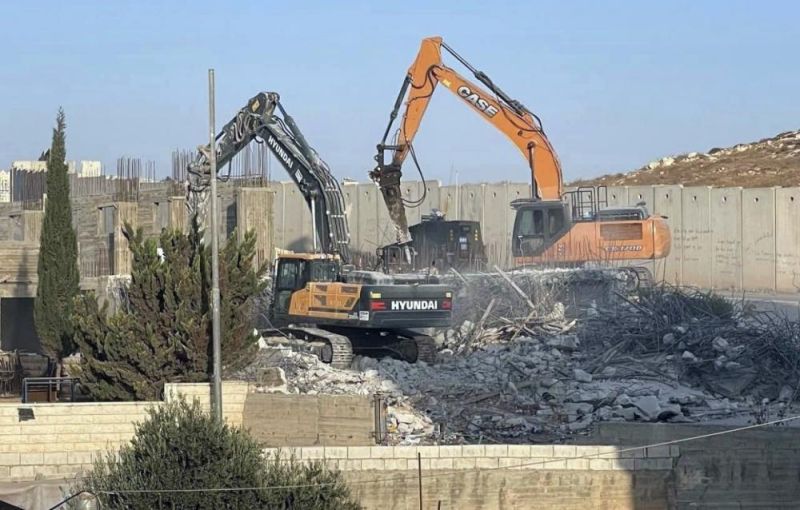 الاحتلال يهدم 3 منازل في بيت حنينا ضمن سياسة تهجير الفلسطينيين من القدس