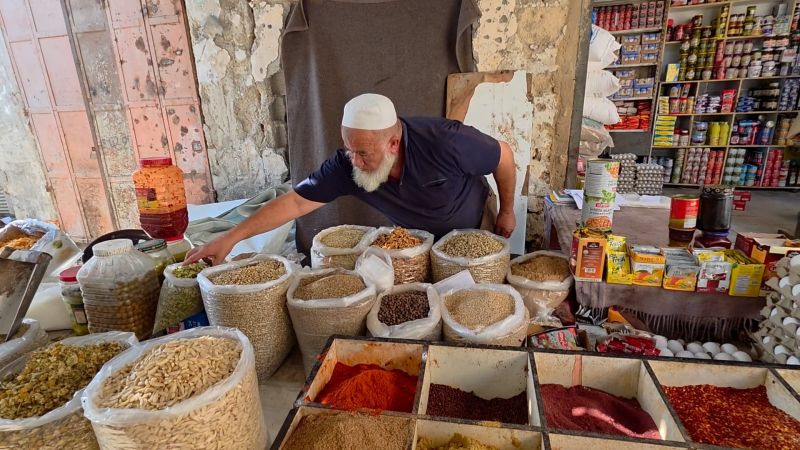 سوق الحبوب التاريخي في خان يونس.. تجار يتمسكون بذاكرة المكان ويرممون ما دمرته الإبادة