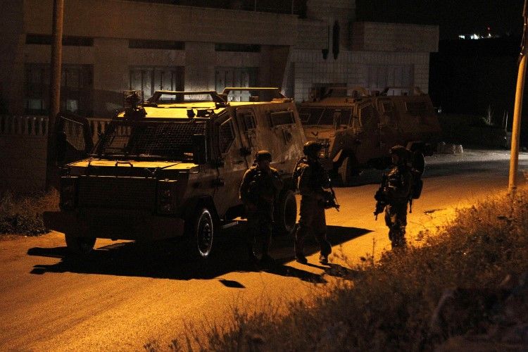 تصعيد واسع بمدن الضفة.. شهيد واعتقالات واعتداءات للمستوطنين