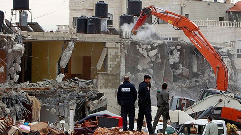 الاحتلال يخطر بهدم منشآت في كفر عقب ويهدم أخرى جنوب نابلس