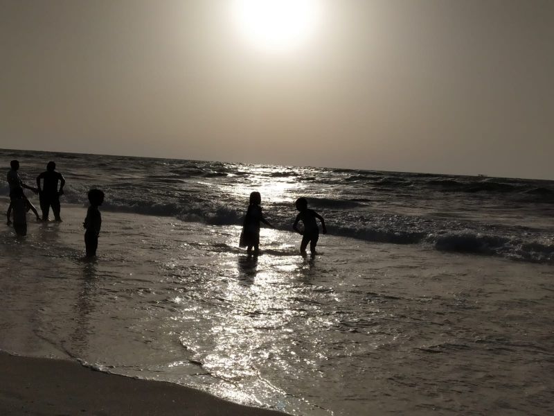 بحر غزة .. من ملاذ للنازحين إلى بؤرة خطر بيئي وصحي