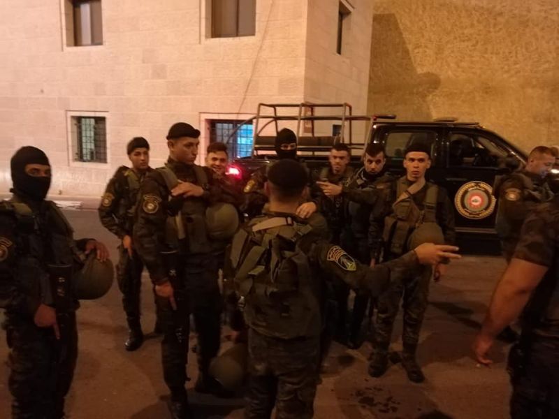 أمن السلطة يعتقل أسرى محررين ونشطاء في حملة واسعة بالضفة المحتلة