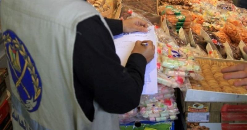 مباحث التموين بخان يونس تتلف 850 كجم من المانجا والبطاطا الفاسدة
