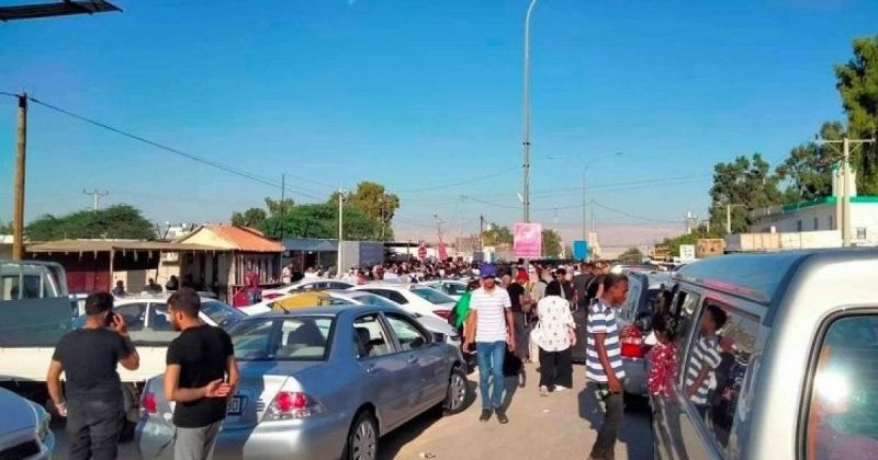 أزمة معبر الكرامة: جهود لتسهيل السفر ومطالب بإلغاء المنصة