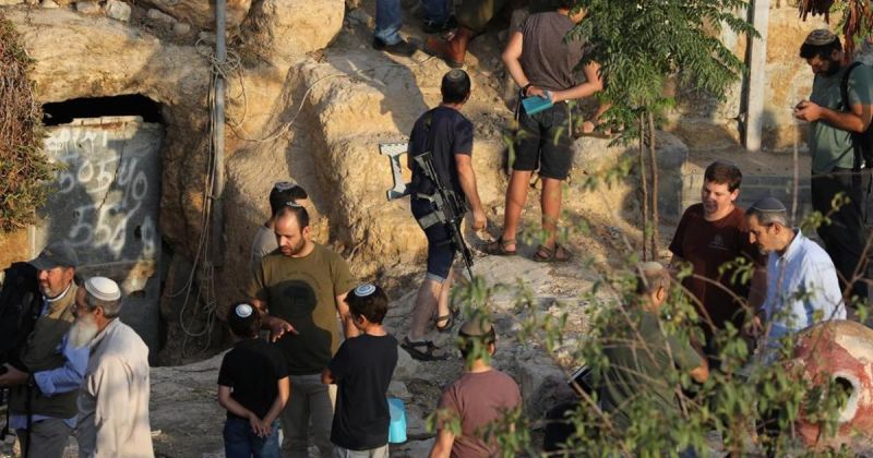نابلس: مستوطنون يغلقون طرقا في أراضي بيت أمرين لليوم الثاني