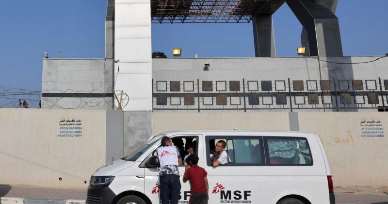 "أطباء بلا حدود" تعلن إصابة أحد موظفيها في غزة باستهداف إسرائيلي لحافلة