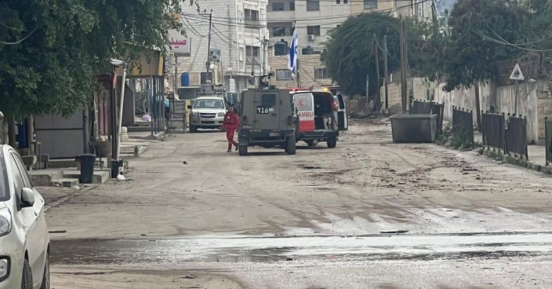 الاحتلال ينصب حاجزا عسكريا على مدخل جنين ويحتجز مجموعة من الشبان