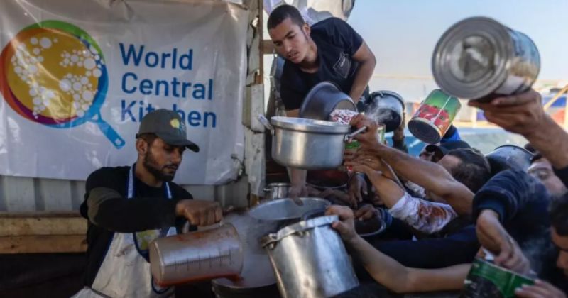 المطبخ المركزي العالمي يعلن تقليص عملياته في غزة بسبب ضغوط مالية