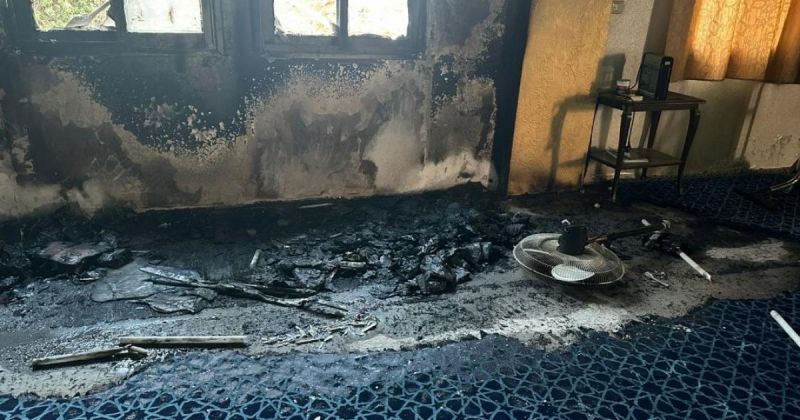 مستوطنون يحرقون مسجدًا في قصرة ويخطّون شعارات عنصرية