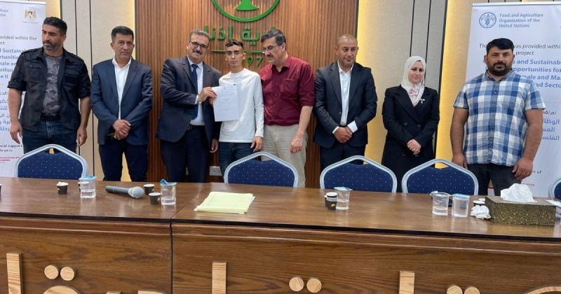 الزراعة تسلم منحا مالية لـ 69 مستفيدا لتطوير الإنتاج الزراعي في الخليل