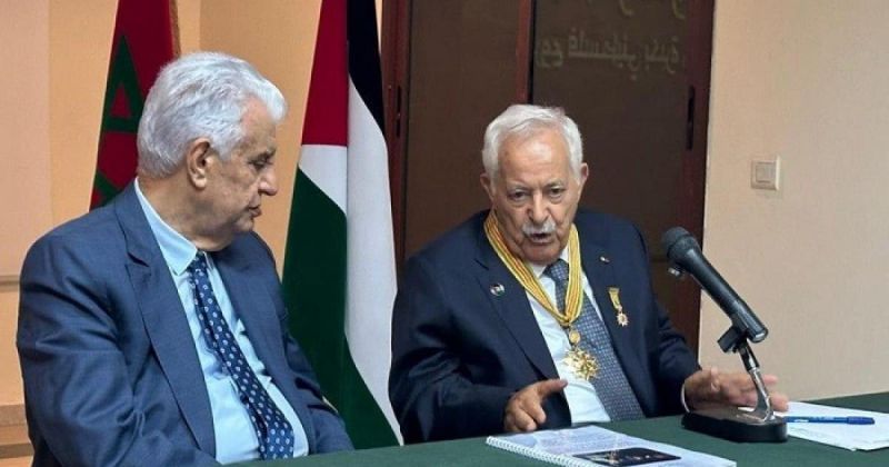 الرئيس عباس يمنح المهندس المغربي أحمد البيّاز "نجمة يبوس" من وسام ياسر عرفات