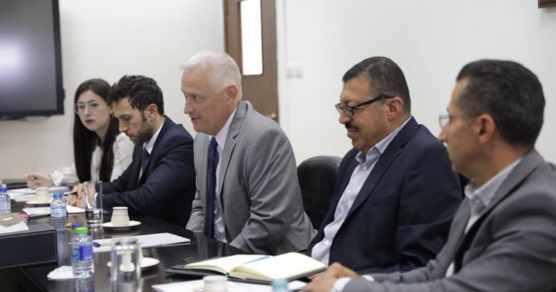 بسيسو يبحث مع مسؤول أمريكي تدخلات "الأشغال" بغزة