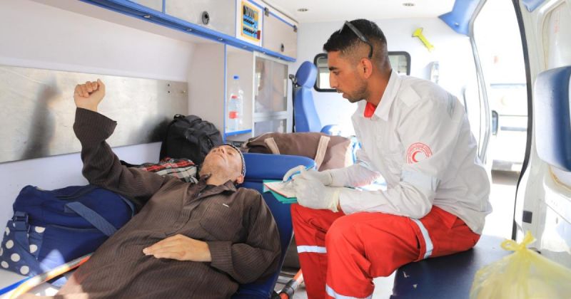 الهلال الأحمر يشارك في إجلاء مرضى ومرافقين للعلاج خارج غزة عبر معبر رفح