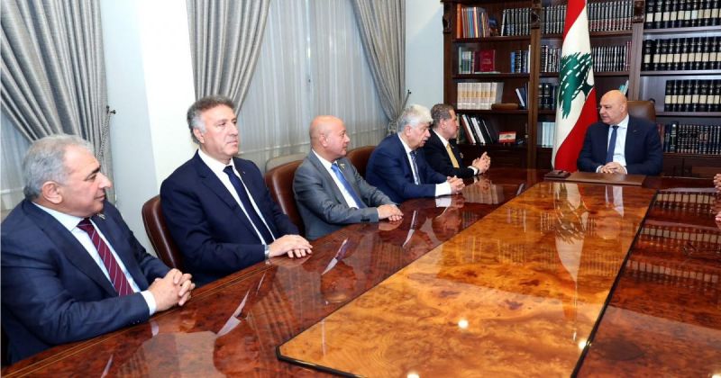 رئيس الجمهورية اللبنانية يستقبل وفداً قيادياً فلسطينياً