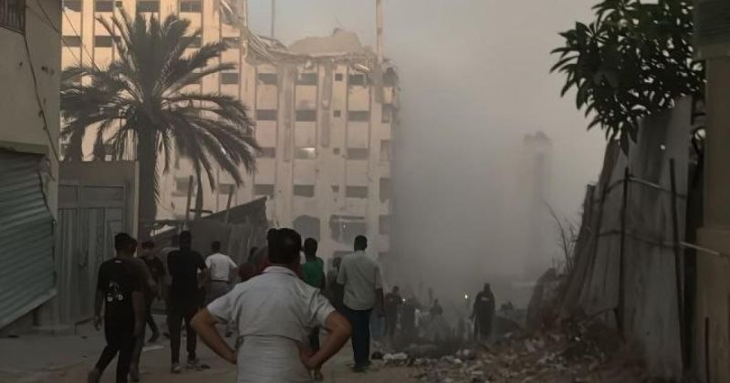 طائرات الاحتلال تدمر مسجداً في مدينة غزة وتحدث أضراراً بخيام النازحين