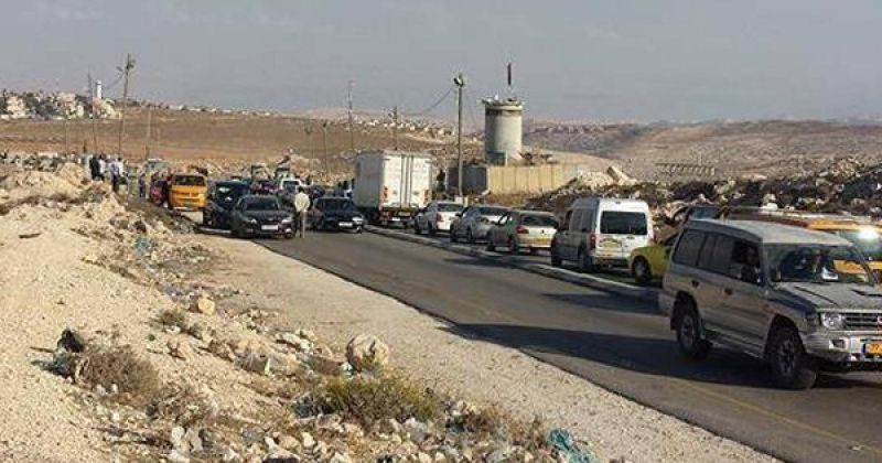 مئات المواطنين عالقون على حاجز جبع شمال القدس
