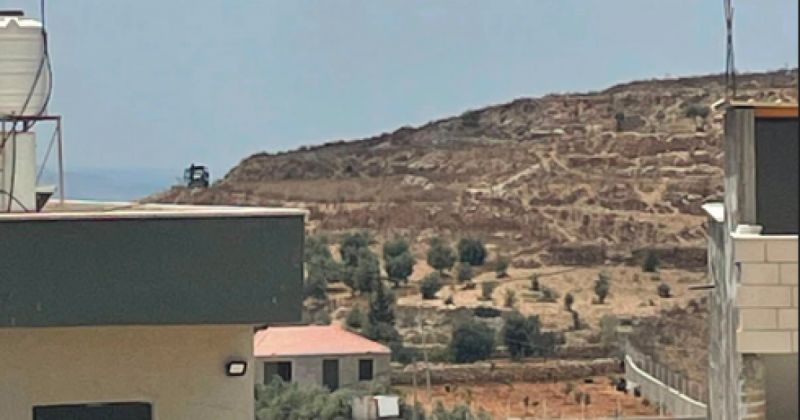 مستوطنون يصعّدون اعتداءاتهم شرق وغرب رام الله ويشقون طريقا استيطانيا