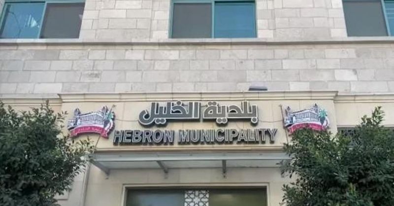 الاحتلال يعتقل ثلاثة عمال ويحتجز رئيس بلدية الخليل والطاقم الهندسي 