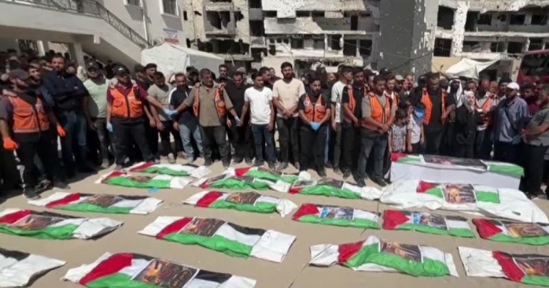 تشييع 50 شهيدًا انتُشلت جثامينهم من تحت أنقاض منازل بمدينة غزة