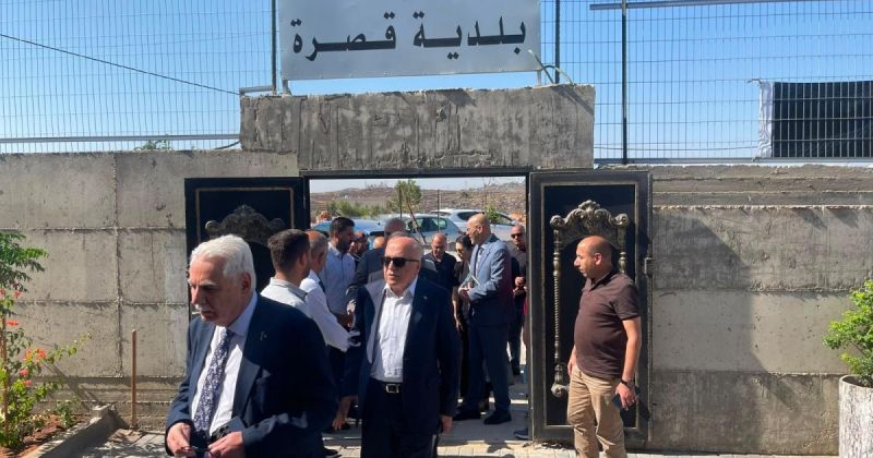 وفد وزاري يتفقد قصرة لتعزيز صمودها وتلبية احتياجاتها