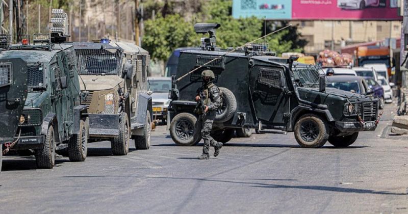 القدس: الاحتلال يقتحم مخيم قلنديا ويخطر بهدم منشآت ومبانٍ