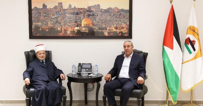 حسين الشيخ يبحث مع المفتي العام التطورات بالأقصى ويحذر من مخططات الاحتلال