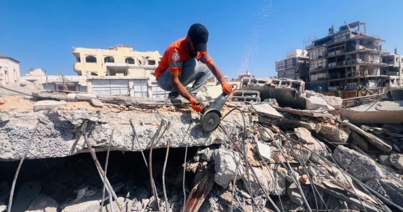 الدفاع المدني ينتشل جثامين 19 شهيداً من تحت أنقاض منزل بغزة