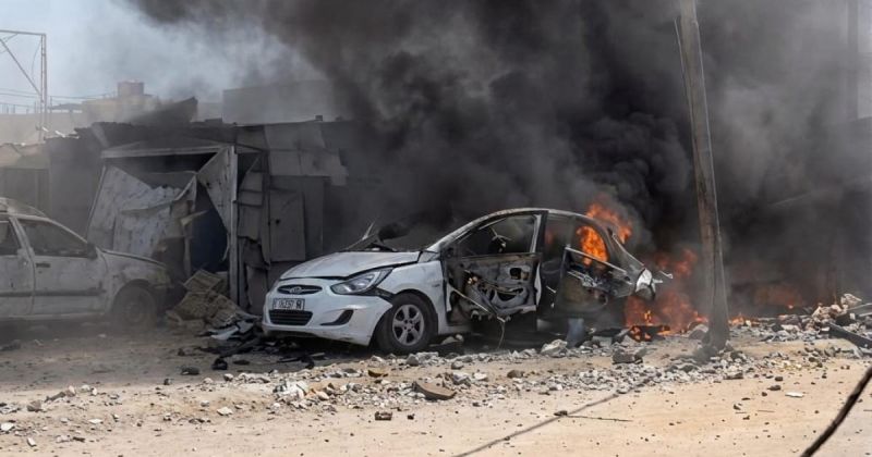 شهيدان ومصابون جرّاء غارة إسرائيلية على مركبة في شارع الرشيد غرب غزة