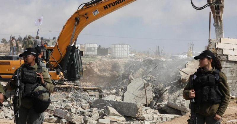 الاحتلال يهدم بركسات وحظائر ويجرف أراضي جنوب نابلس