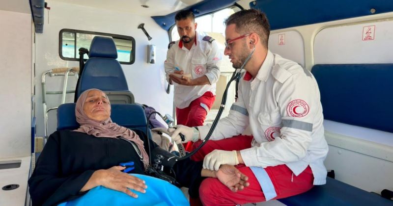 إجلاء 11 مريضا و15 مرافقا للعلاج خارج قطاع غزة