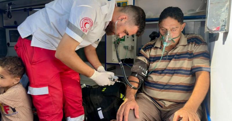 الهلال الأحمر يشارك في إجلاء 47 مريضًا و45 مرافقًا للعلاج خارج قطاع غزة