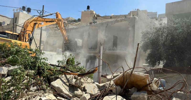 قوات الاحتلال تهدم منزلا في بيت حنينا شمال القدس