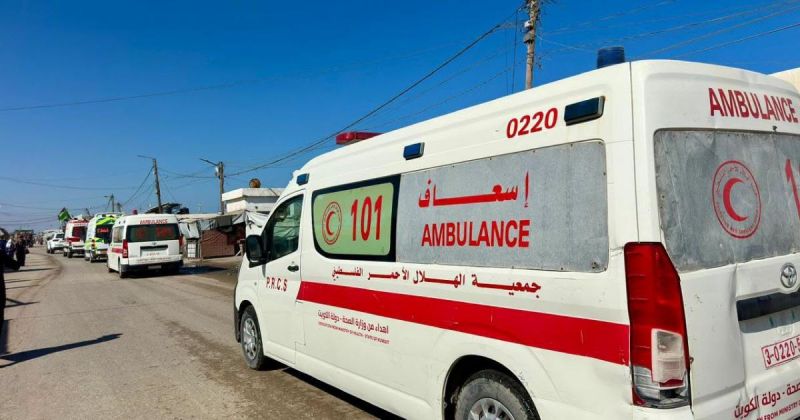الهلال الأحمر يشارك في إجلاء 53 مريضًا و57 مرافقًا للعلاج خارج قطاع غزة
