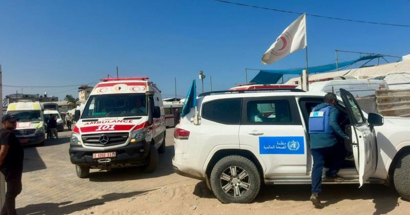الهلال الأحمر: إجلاء 46 مريضًا و65 مرافقًا للعلاج خارج قطاع غزة