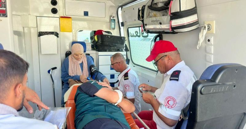 الهلال الأحمر يشارك في إجلاء 61 مريضاً خارج قطاع غزة
