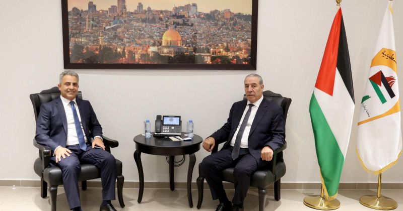 تفاصيل اجتماع حسين الشيخ مع السفير المصري لدى فلسطين