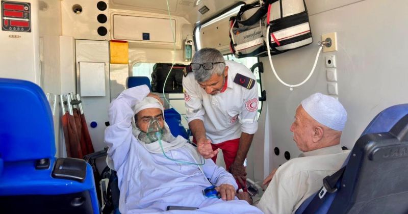 الهلال الأحمر يشارك في إجلاء 41 مريضًا و48 مرافقًا للعلاج خارج قطاع غزة